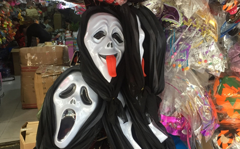 Nhộn nhịp bán đồ chơi Lễ hội Halloween