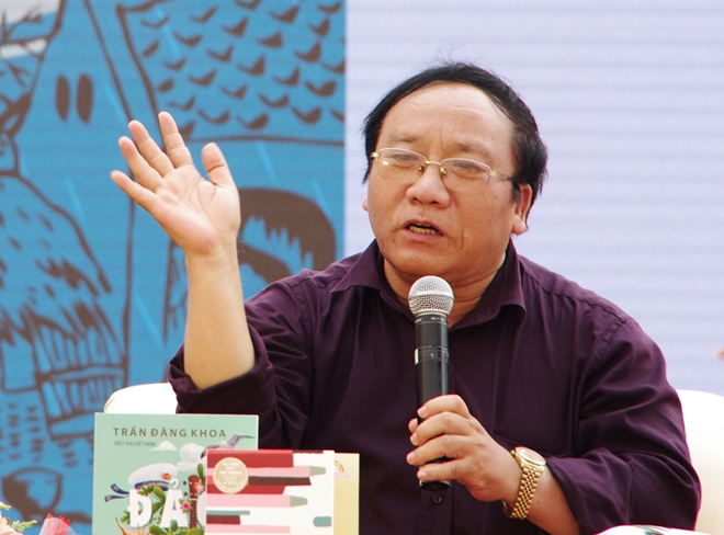 Nhà thơ Trần Đăng Khoa giao lưu và ký tặng sách tại TP.Hồ Chí Minh