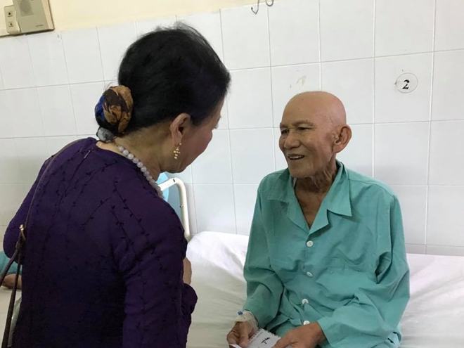 Danh ca Khánh Ly kỷ niệm 55 năm hát tình ca, mang Vòng tay nhân ái đến những người nghèo 