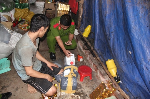 Phun hóa chất tạo hương thơm cho trà