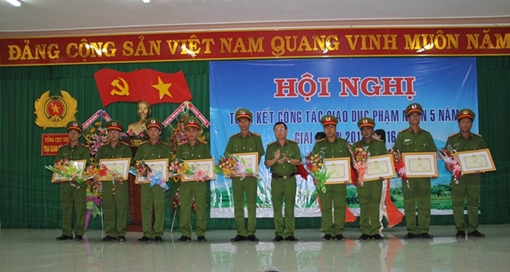 Khen thưởng 10 tập thể, cá nhân xuất sắc giáo dục, đào tạo nghề cho phạm nhân