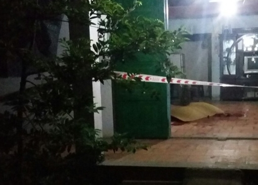 Đâm vợ và hàng xóm ngã gục vì nghĩ mình bị "cắm sừng"