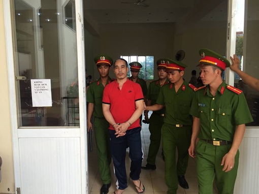 Gã chồng táng tận lương tâm dùng axit đầu độc vợ