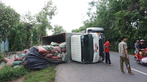 Xe tải mất lái lật ngang đường, người đi đường kịp thời né tránh thoát nạn