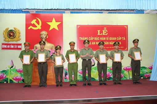 Công an tỉnh Tây Ninh trao quyết định thăng cấp bậc hàm cho 99 CBCS
