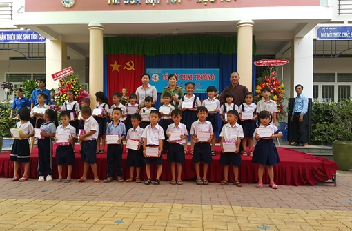 Trao tặng quà cho các học sinh nghèo hiếu học xã Phú An