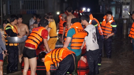 Sơ tán và cứu hộ hơn 300 người bị cô lập giữa dòng nước trong đêm
