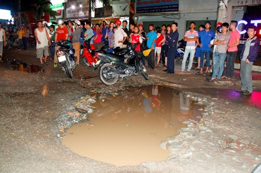 Nam công nhân sập “ổ voi”, bị container cán tử vong