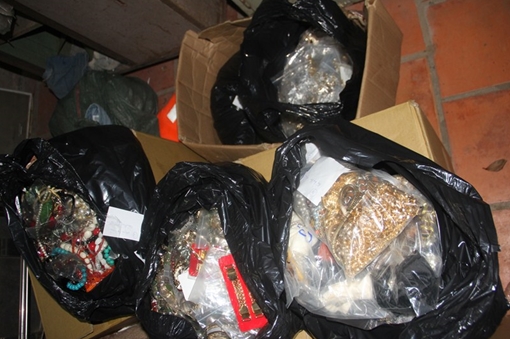 Phát hiện nhiều bọc nữ trang và gỗ lậu trên xe khách