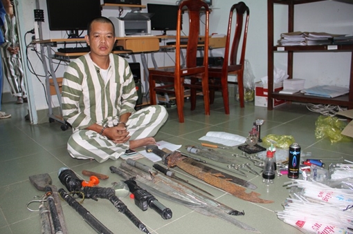 Phát hiện nhiều súng và mã tấu tại nhà đôi vợ chồng mua bán “hàng trắng”