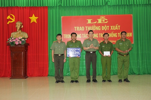 Khen thưởng tập thể, cá nhân phá chuyên án ma túy thu được nhiều súng và mã tấu