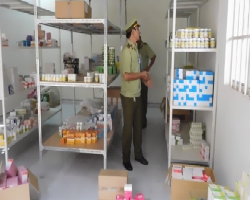 Rùng mình phát hiện hơn "kho" thuốc tân dược đã hết hạn sử dụng