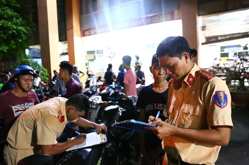 Tạm giữ phương tiện của 52 "quái xế" náo loạn đường phố