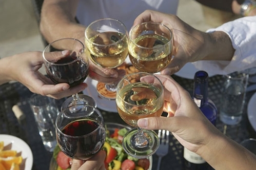 Truy tìm kẻ dùng đũa đâm chết bạn nhậu