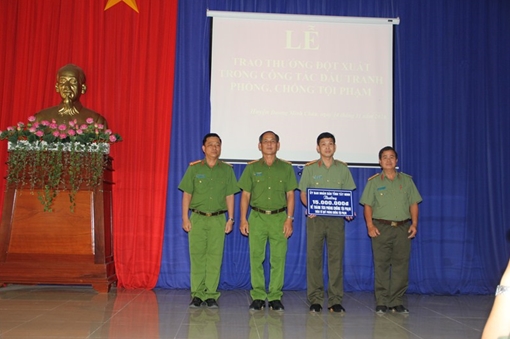 Khen thưởng nhiều tập thể, cá nhân dũng cảm truy bắt tội phạm