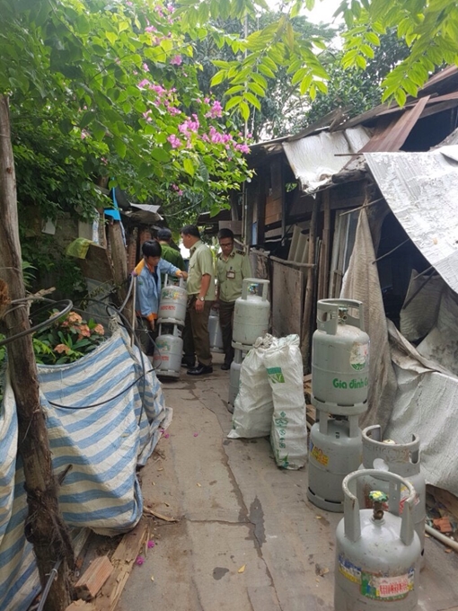 Chủ cơ sở bỏ chạy để lại hàng nghìn bình gas sang chiết trái phép