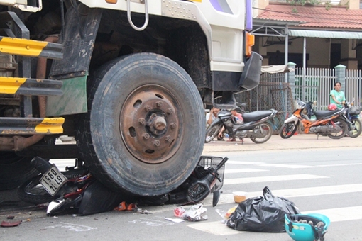 Xe ben cuốn 2 phụ nữ vào gầm kéo lê 20m