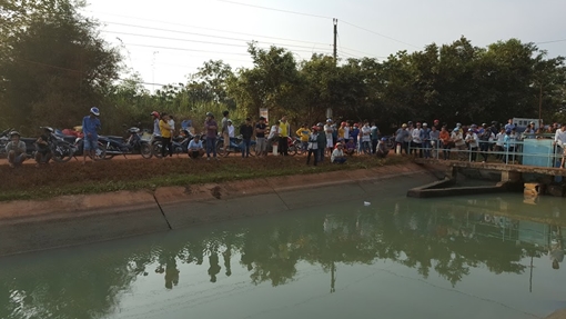 Hai vợ chồng và con trai 7 tuổi rớt xuống kênh tử vong thương tâm