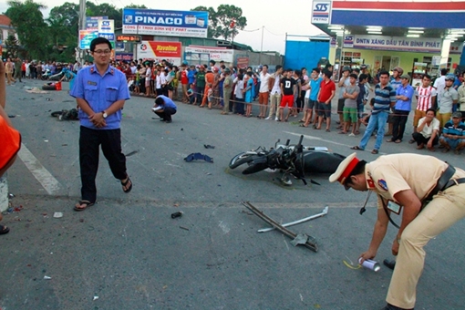 Xe khách tông liên hoàn, 2 bé gái tử vong
