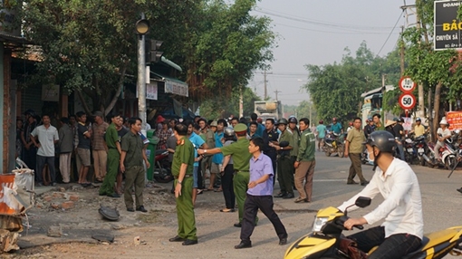 Xe đầu kéo mất lái lao thẳng vào nhà hai ông cháu đang ngủ