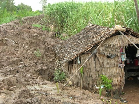 Người đàn ông chết bí ẩn trong tư thế treo cổ ở chòi rẫy