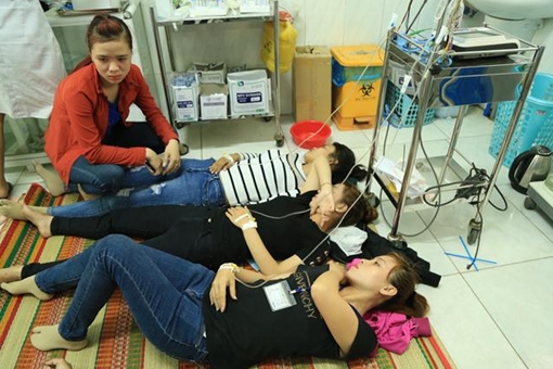 Hàng trăm công nhân công ty may mặc nghi ngộ độc thực phẩm sau bữa cơm