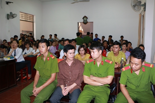 Gia đình nạn nhân bức xúc vì hoãn phiên tòa xét xử vụ giết người, đốt xác