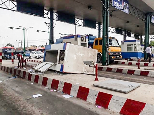 Xe tải kéo sập cabin trạm thu phí