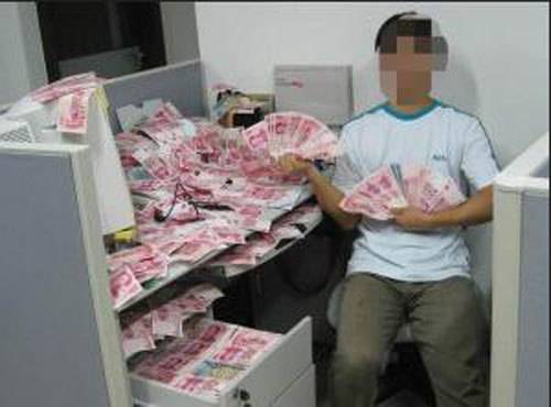 Bắt nhóm đối tượng tàng trữ, lưu hành tiền giả