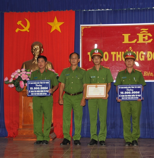 Khen thưởng 3 tập thể xuất sắc đấu tranh, phòng chống tội phạm