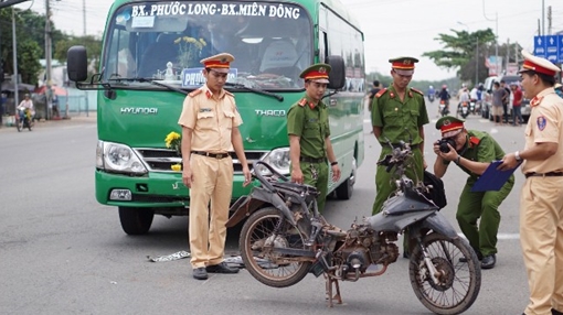 Bị xe khách tông, người đàn ông văng xa chục mét tử vong