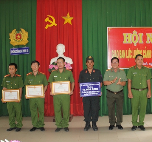 Khen thưởng các tập thể, cá nhân lập thành tích trong tấn công tội phạm