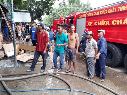 Cháy lớn kho hàng khu dân cư, hàng chục người chạy tán loạn