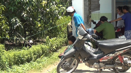 Người đàn ông chết bất thường bên rãnh nước gần nhà