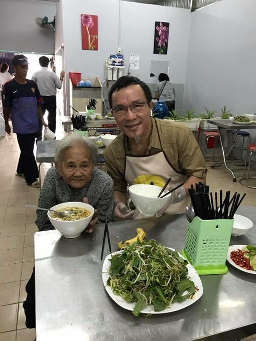 Nhóm thiện nguyện Duy Lợi – Sài Gòn Smiles phục vụ món “bún bò huế” cho người nghèo