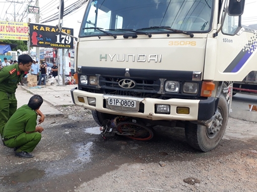 Về gần nhà, người phụ nữ bị xe ben cán tử vong