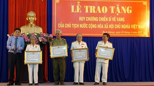 Hơn 340 cá nhân vinh dự được tặng thưởng Huy chương Chiến sĩ vẻ vang