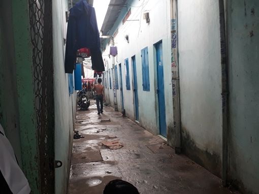 Thi thể ông lão bán vé số dính nhiều máu trong phòng trọ