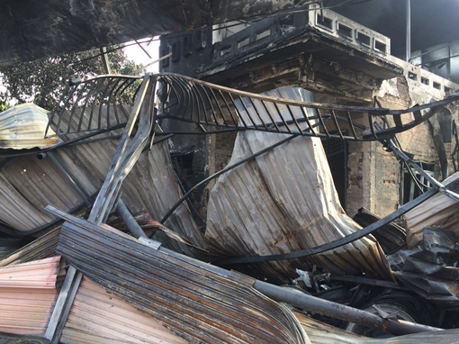 Cháy lớn gara sửa chữa ô tô, 10 người may mắn thoát nạn