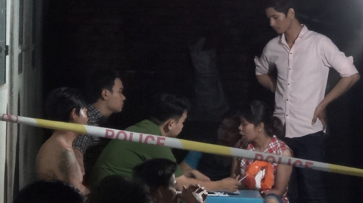 Đi chơi về, con gái phát hiện mẹ chết trong tư thế treo cổ