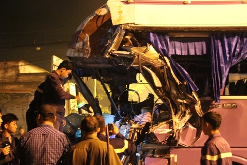 Xe khách tông xe container, tài xế tử vong trong ca bin