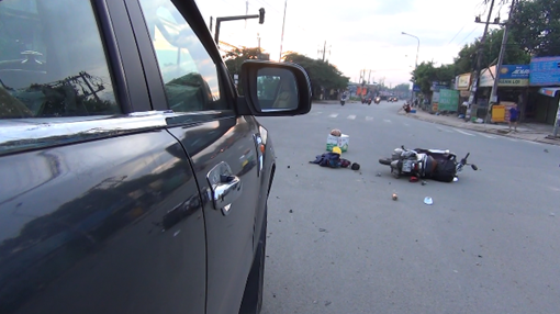 Chạy cắt ngang tốc độ cao, ô tô tông hai mẹ con bay hàng chục mét