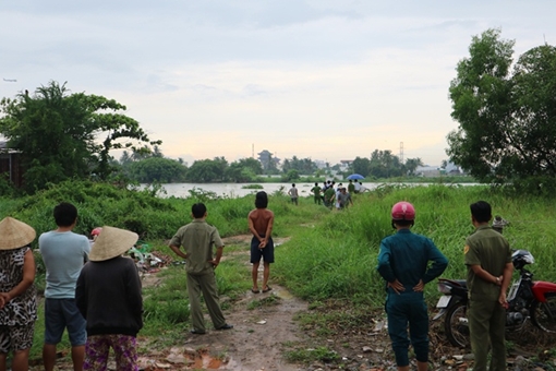 Thi thể người đàn ông đội mũ bảo hiểm trôi trên sông Sài Gòn