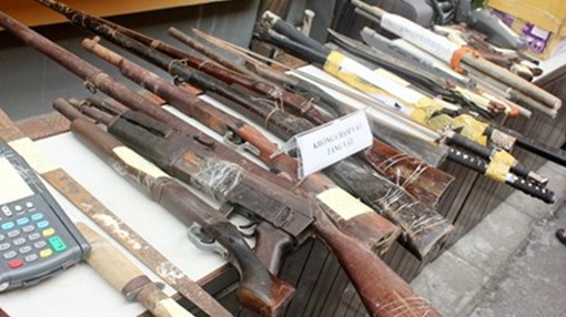 Phát hiện tài xế xe khách vận chuyển cả "kho" súng và roi điện