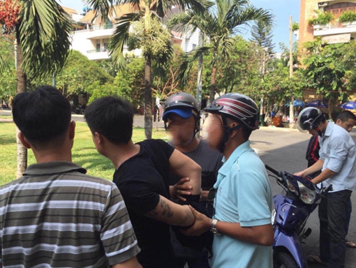 Nam thanh niên bị nhóm côn đồ đánh đập đòi nợ kiểu “xã hội đen”