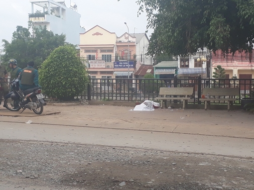 Người đàn ông chết bất thường cạnh ghế đá