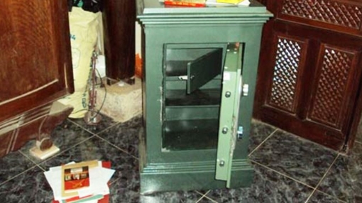 Cha "lấy" 1 tỷ đồng trong két sắt của vợ chồng con gái