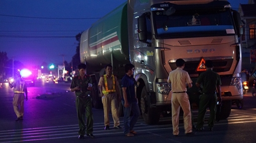 Truy tìm tài xế xe đầu kéo cán chết người