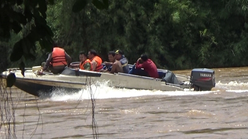 Tàu sắt đâm vào đá ngầm, 9 người gặp nạn trên sông