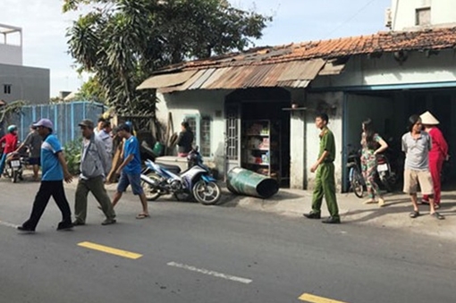 Dùng súng nhựa xông vào nhà cô gái cướp dây chuyền vàng